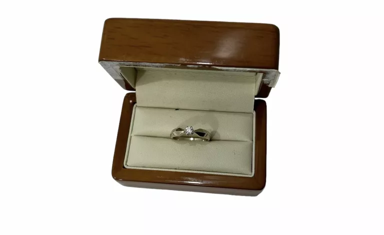 BIAŁE ZŁOTO PIERŚCIONEK 3,26G 585 Z BRYLANTEM 0,18 CT SI2 TW(G) R.16