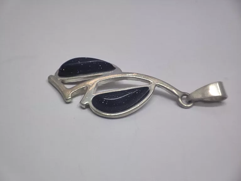 SREBRNA ZAWIESZKA Z CIEMNYM KAMIENIEM 925 / 3,98 G