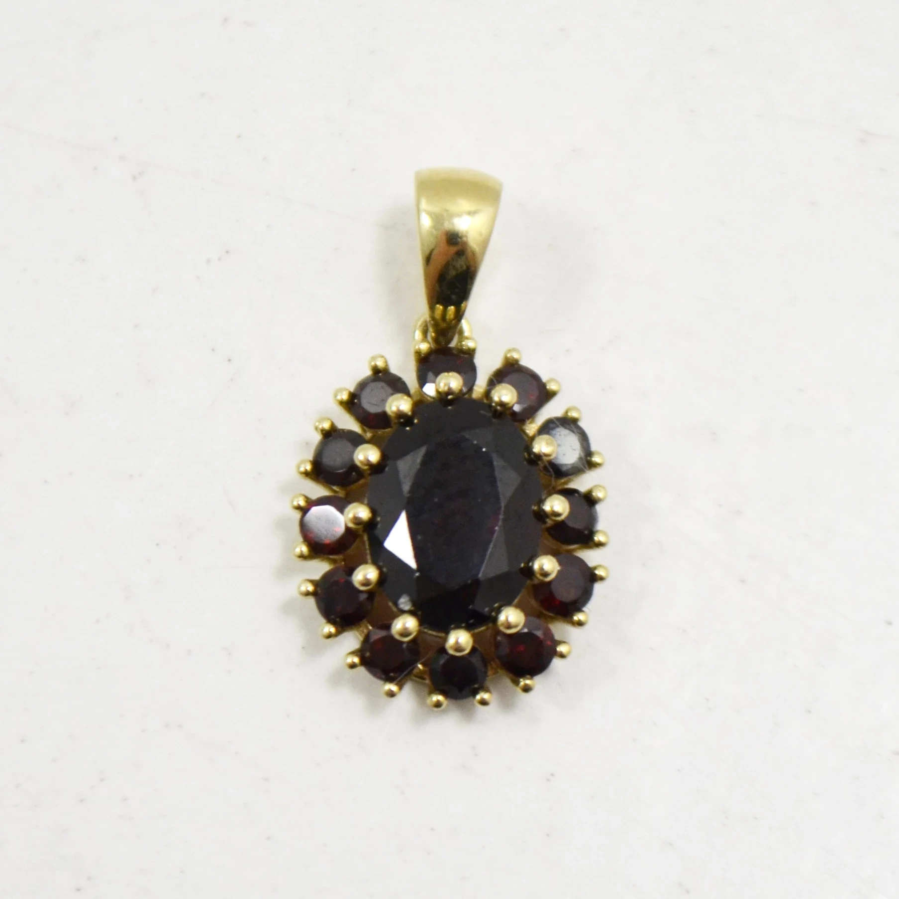 zlota-zawieszka-585-137-g-granat-stan-uzywany