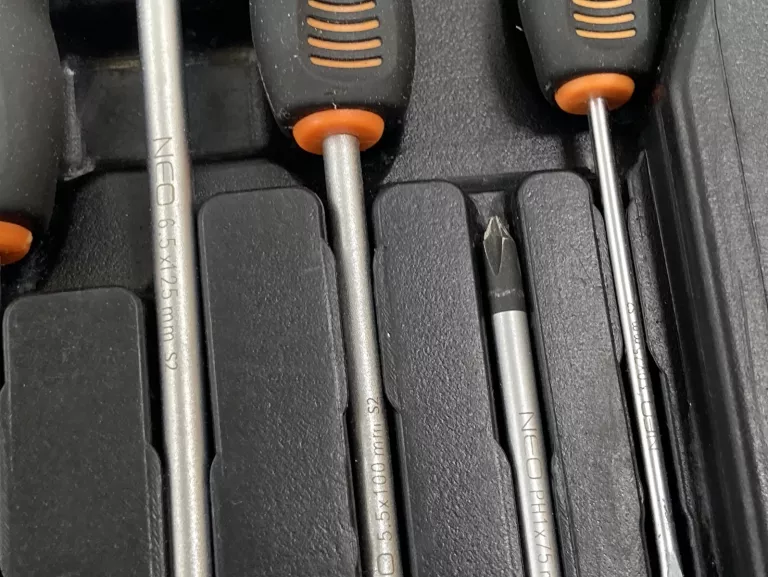 ZESTAW WKRĘTAKÓW I KOŃCÓWEK WKRĘTAKOWYCH NEO TOOLS 04-209 30 EL.