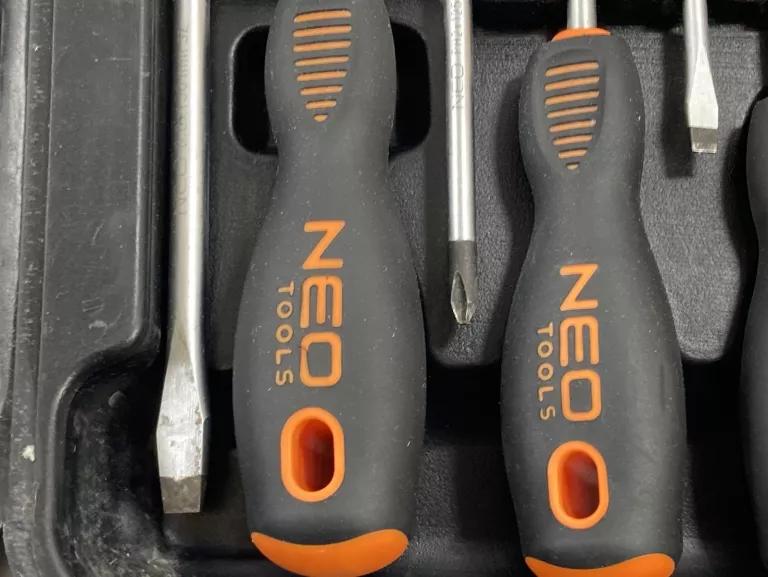 ZESTAW WKRĘTAKÓW I KOŃCÓWEK WKRĘTAKOWYCH NEO TOOLS 04-209 30 EL.