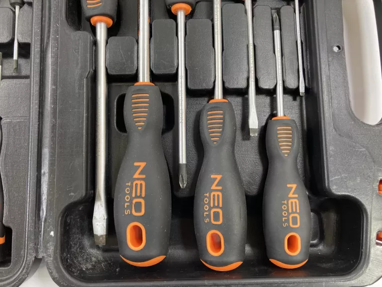 ZESTAW WKRĘTAKÓW I KOŃCÓWEK WKRĘTAKOWYCH NEO TOOLS 04-209 30 EL.