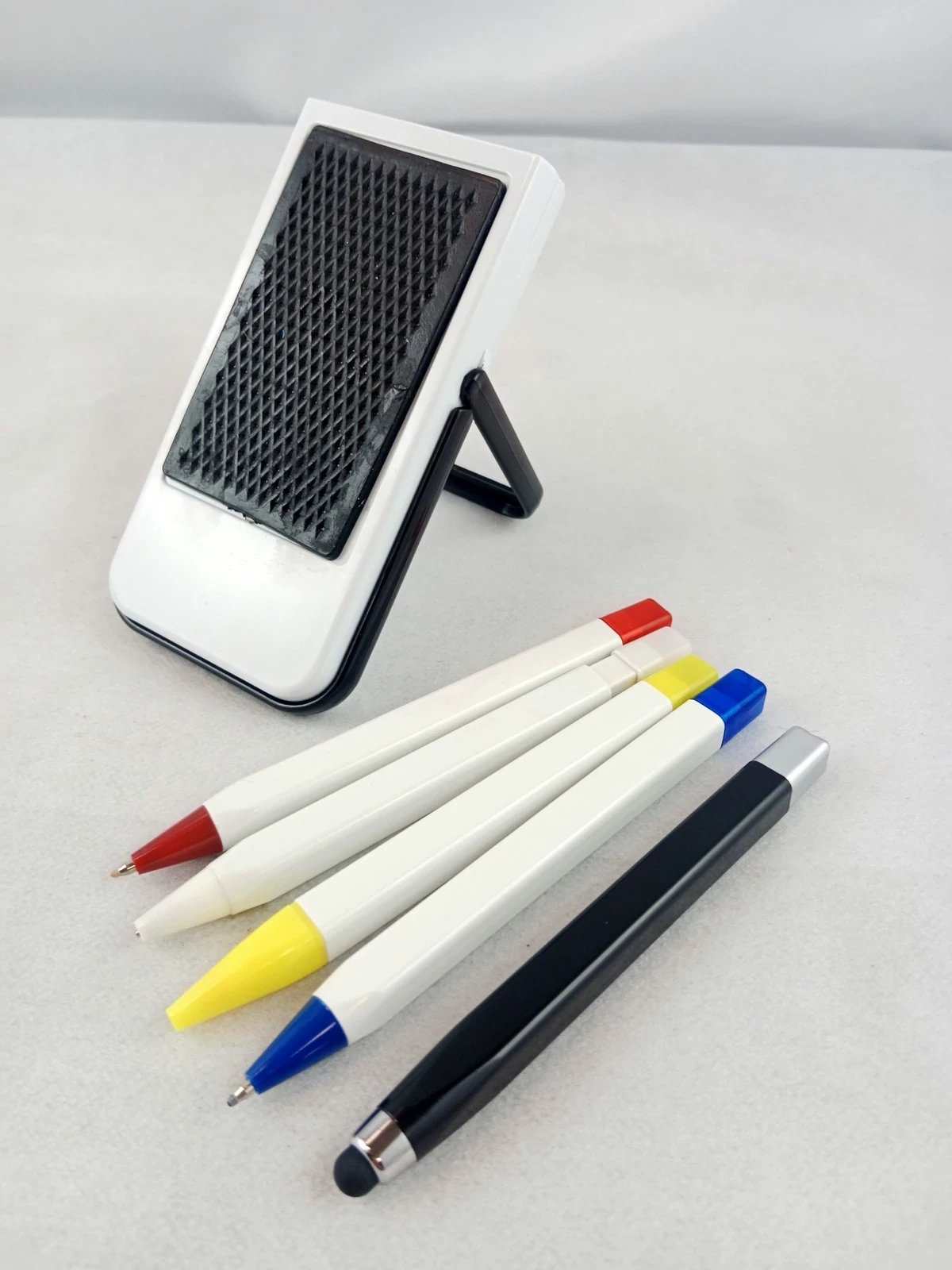 podporka-na-telefon-z-organizerem-al-niepodleglosci-63u-monki