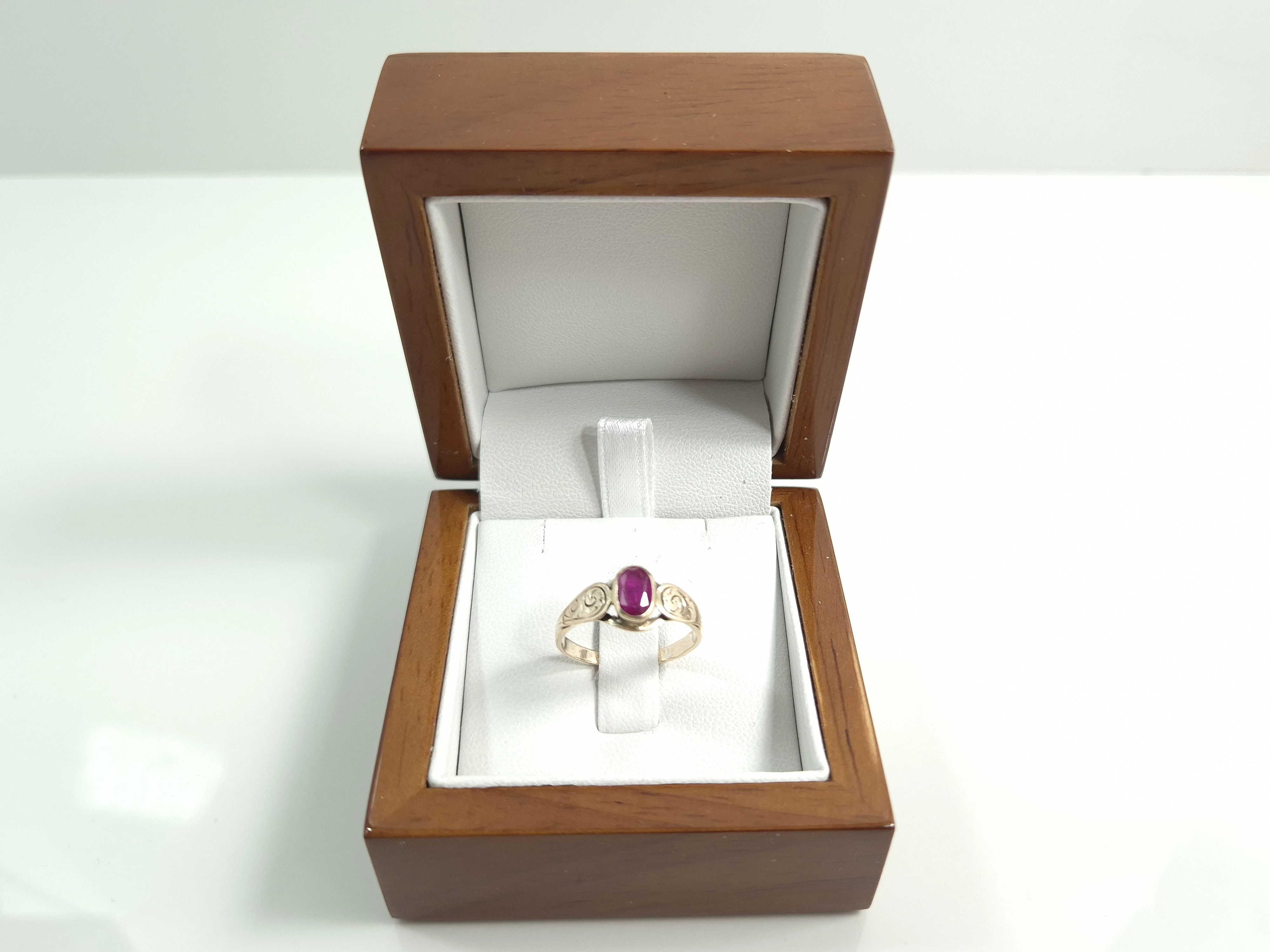 zloty-pierscionek-z-rubinem-333-8k-218g-r14-ean-gtin-5903772066807