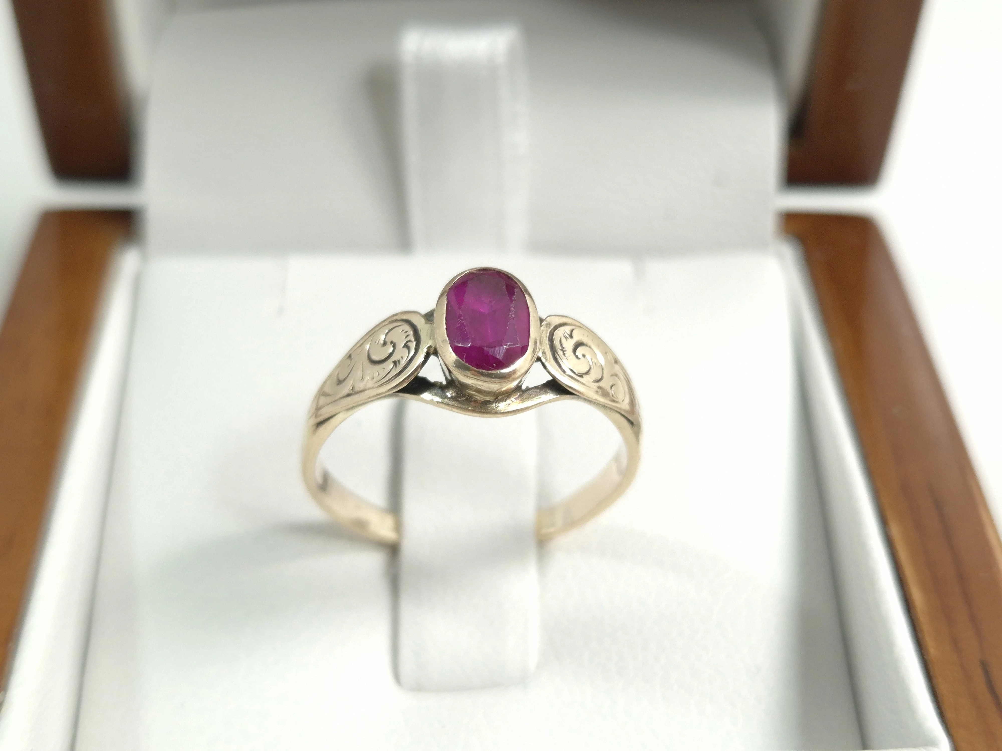 zloty-pierscionek-z-rubinem-333-8k-218g-r14-stan-11323-2