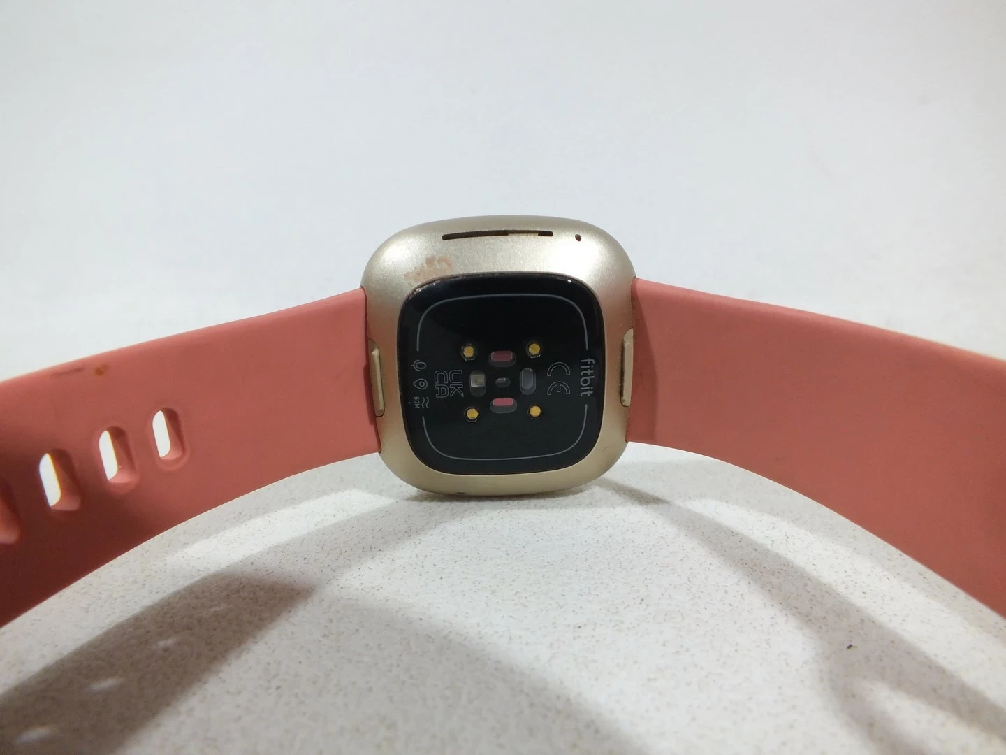 fitbit-versa-3-zloty-pud-ean-gtin-811138039776