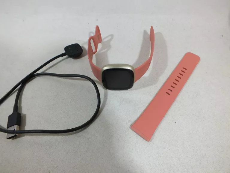 fitbit-versa-3-zloty-pud-stan-uzywany