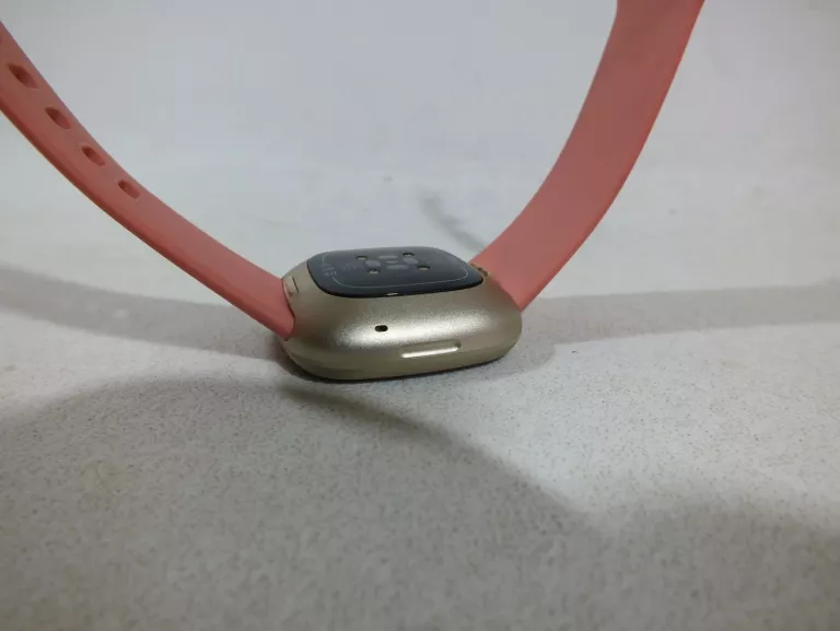 fitbit-versa-3-zloty-pud-zlacza-brak