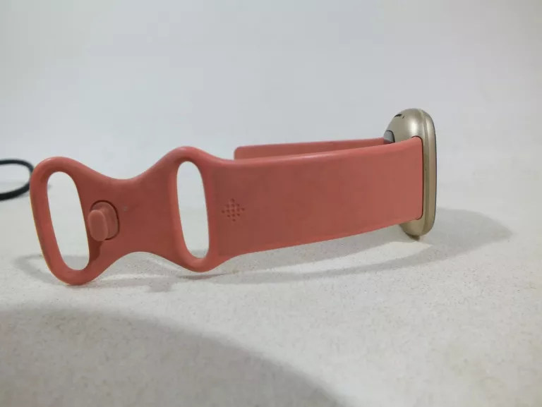fitbit-versa-3-zloty-pud-komunikacja-bluetooth