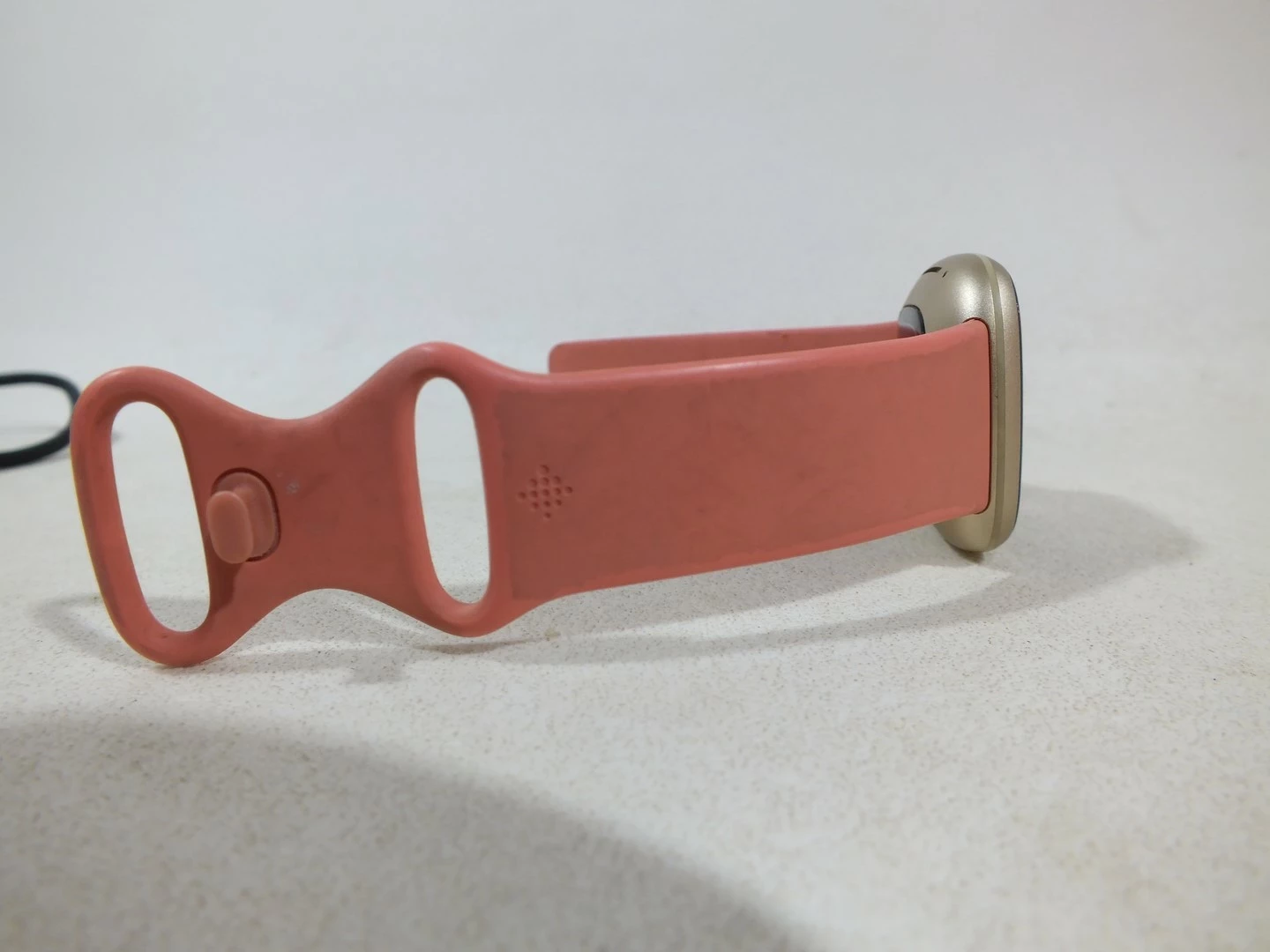 fitbit-versa-3-zloty-pud-komunikacja-bluetooth