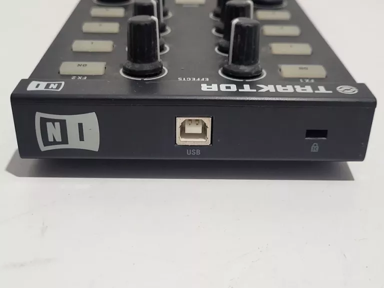 KONTROLER DJ TRAKTOR MODEL KONTROL X1 HW
