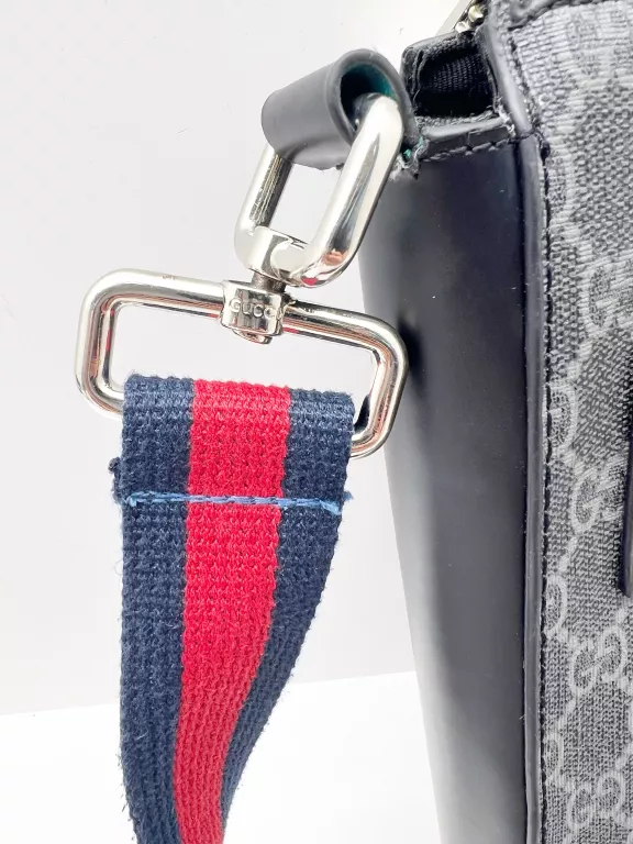 torba-saszetka-gucci-monogram-wzor-dominujacy-bez-wzoru