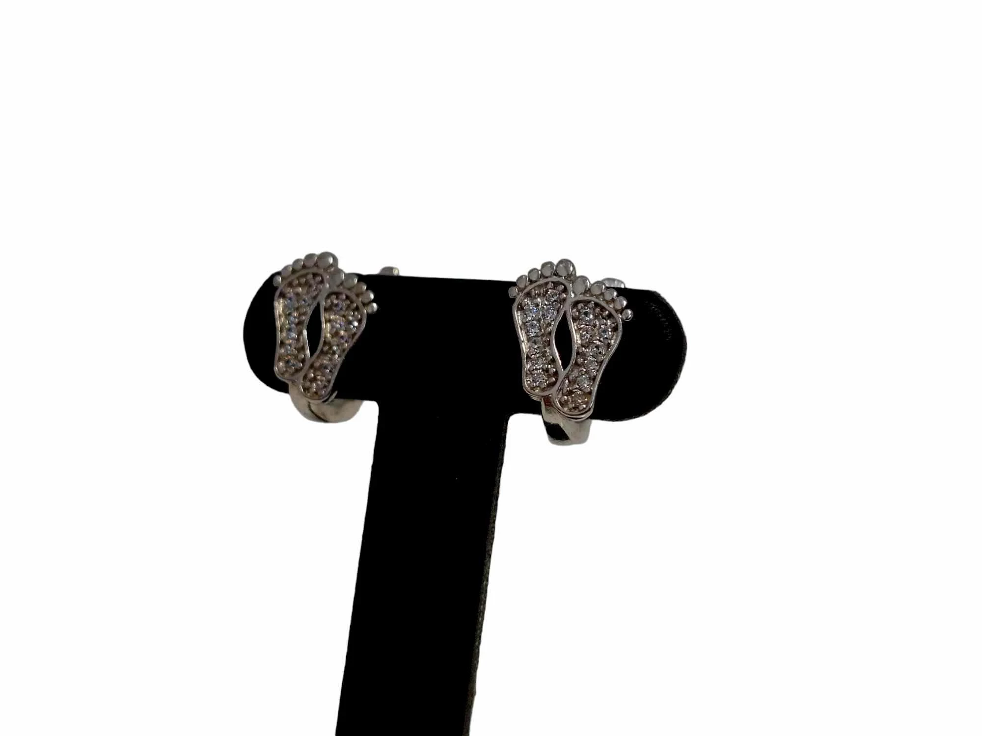 urocze-srebrne-kolczyki-stopki-material-15835-4