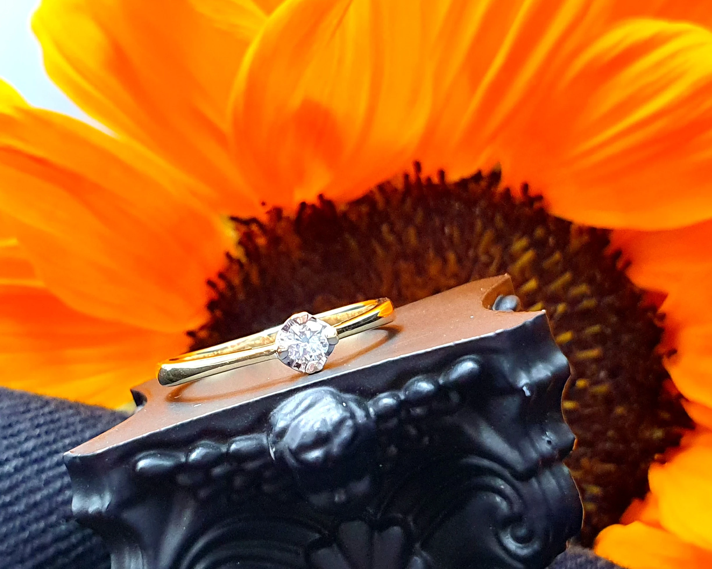 zloty-585-pierscionek-z-brylantem-010ct-162g-stan-powystawowy