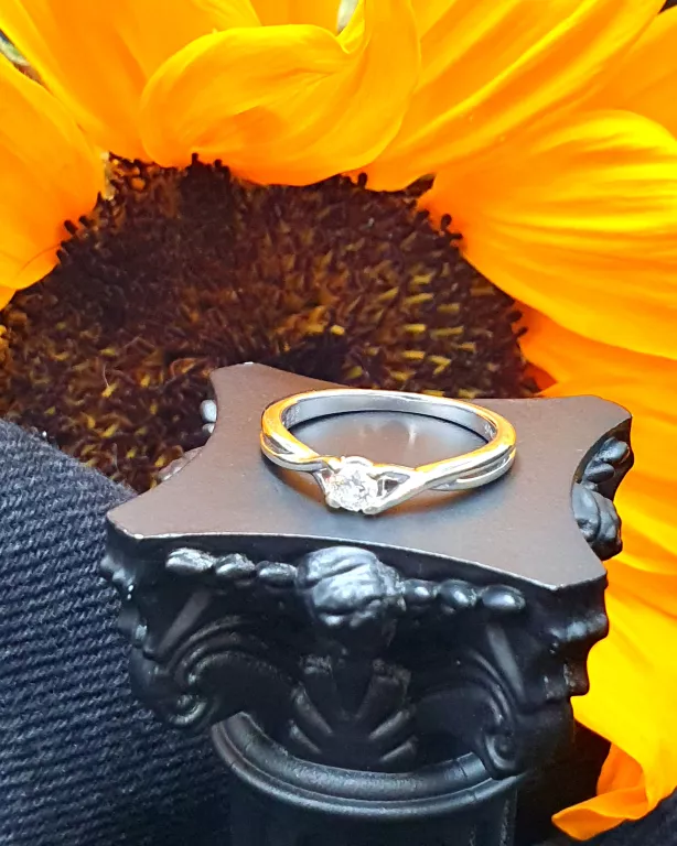 zloty-375-pierscionek-7-brylantow-016ct-190g-biale-zloto-r89-rodzaj-2205-2