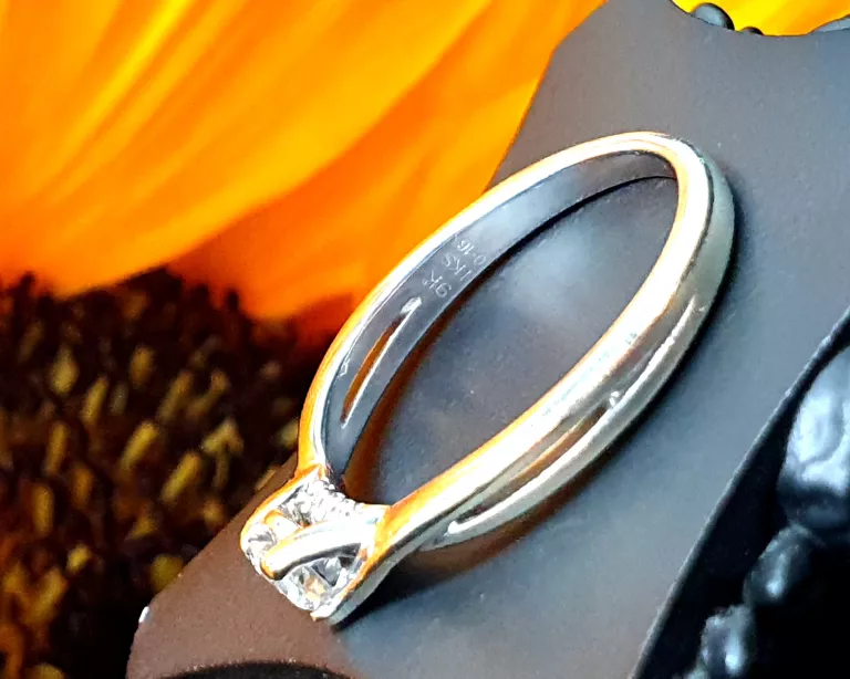 zloty-375-pierscionek-7-brylantow-016ct-190g-biale-zloto-rozmiarsrednica-wew-mm-252067