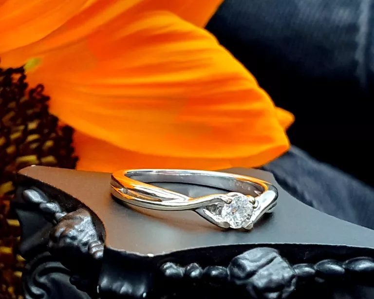 zloty-375-pierscionek-7-brylantow-016ct-190g-biale-zloto-r89-kamien-17088-524288