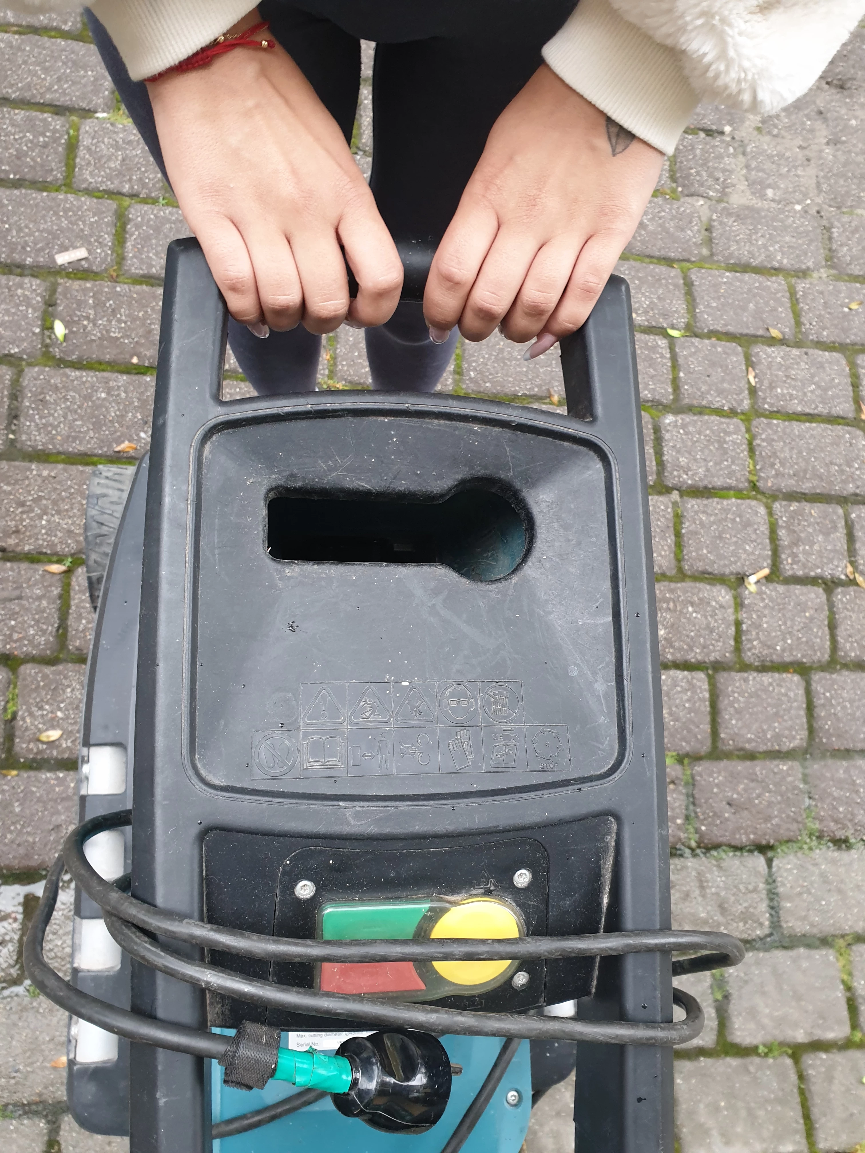 makita-ud2500-rozdrabniarka-do-galezi-2500w-zasilanie-elektryczne