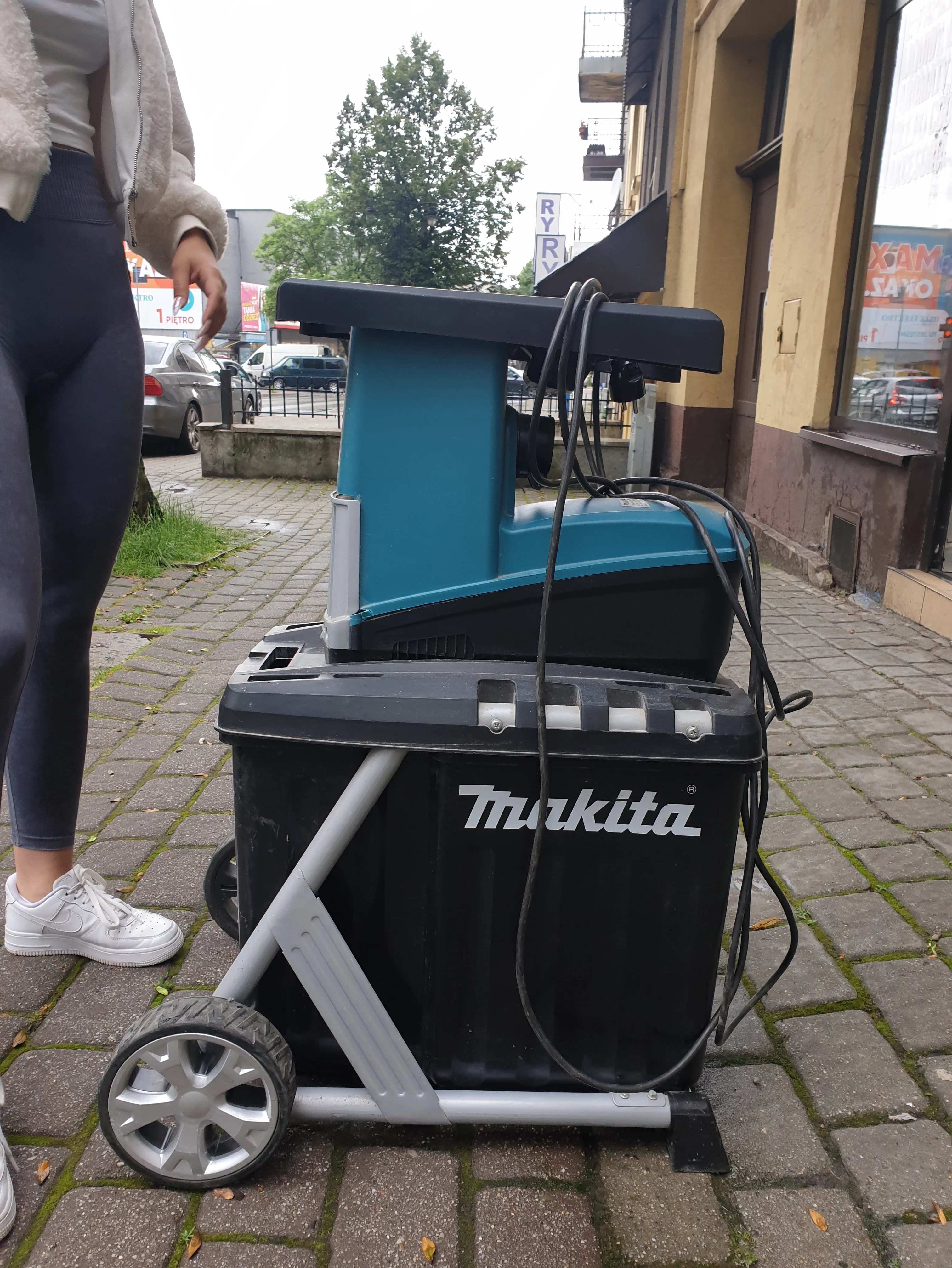 makita-ud2500-rozdrabniarka-do-galezi-2500w-pojemnosc-zbiornika-67