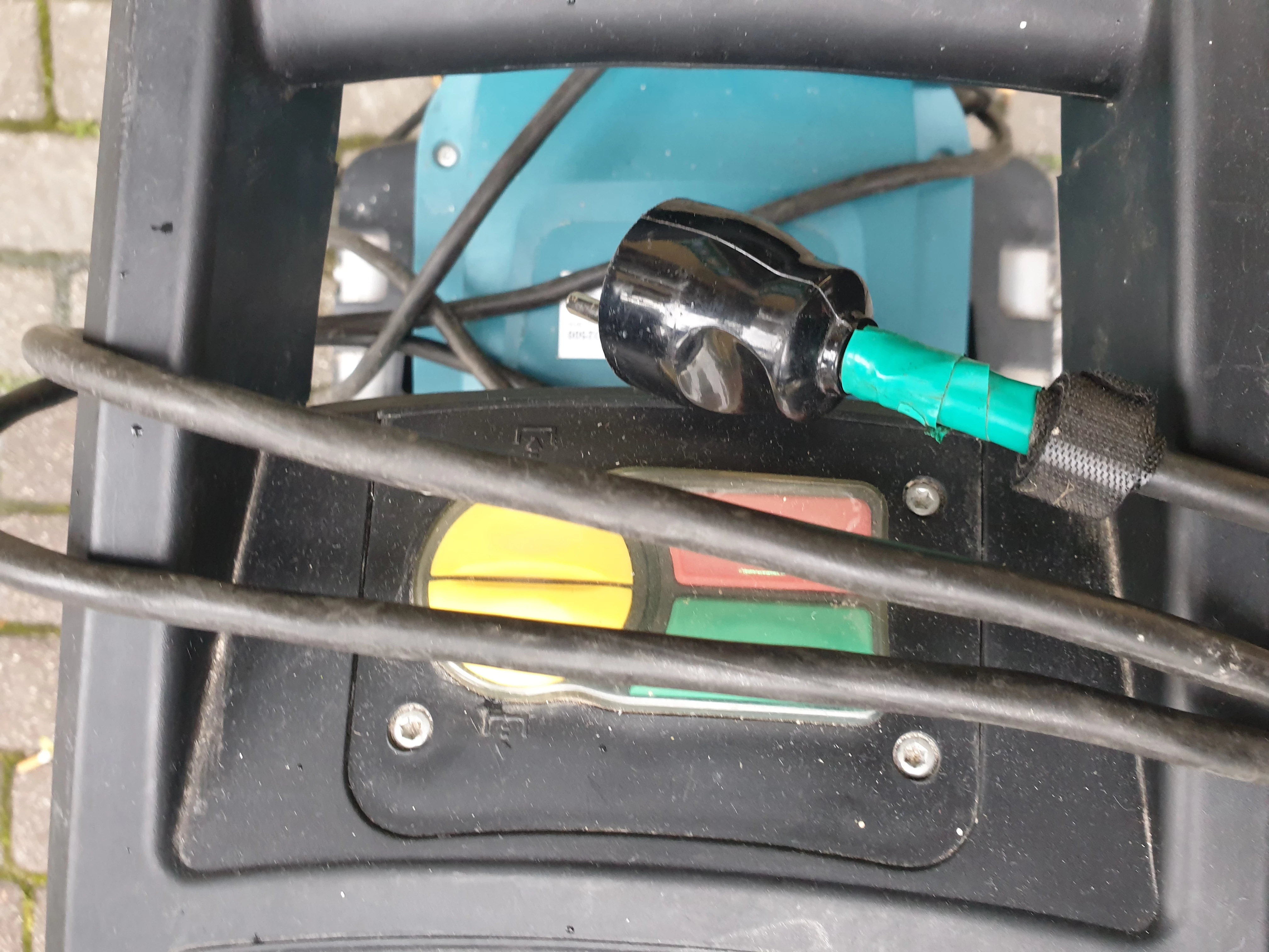 makita-ud2500-rozdrabniarka-do-galezi-2500w-kod-producenta-ud2500