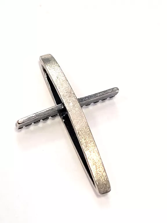 CIEKAWY SREBRNY KRZYŻYK 2,42G