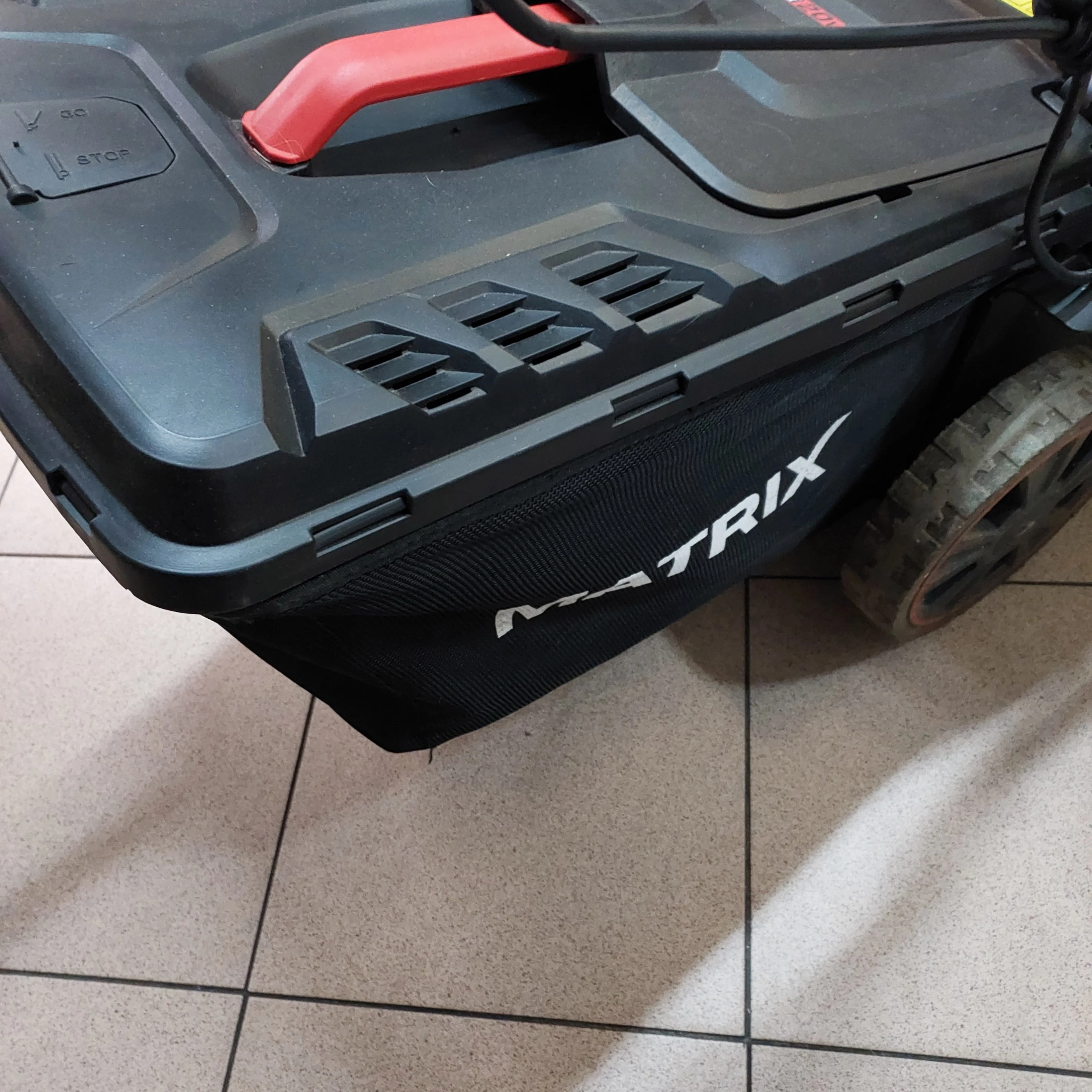 kosiarka-akumulatorowa-matrix-alm-40-x-one-super-stan-szerokosc-koszenia-3700