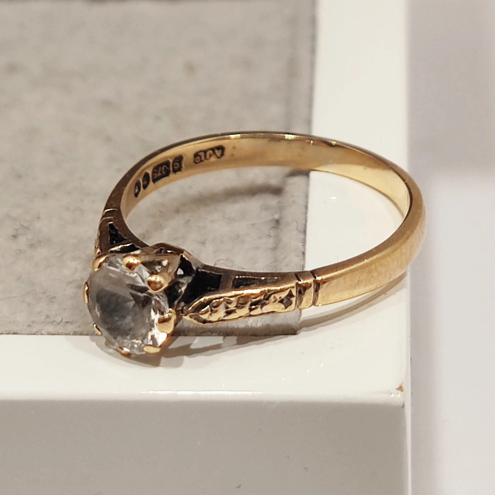 zloty-pierscionek-z-cyrkonia-181g-375-r-14-stan-uzywany