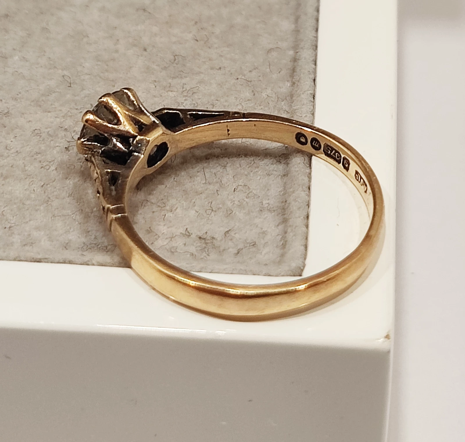 zloty-pierscionek-z-cyrkonia-181g-375-r-14-marka-bez-marki