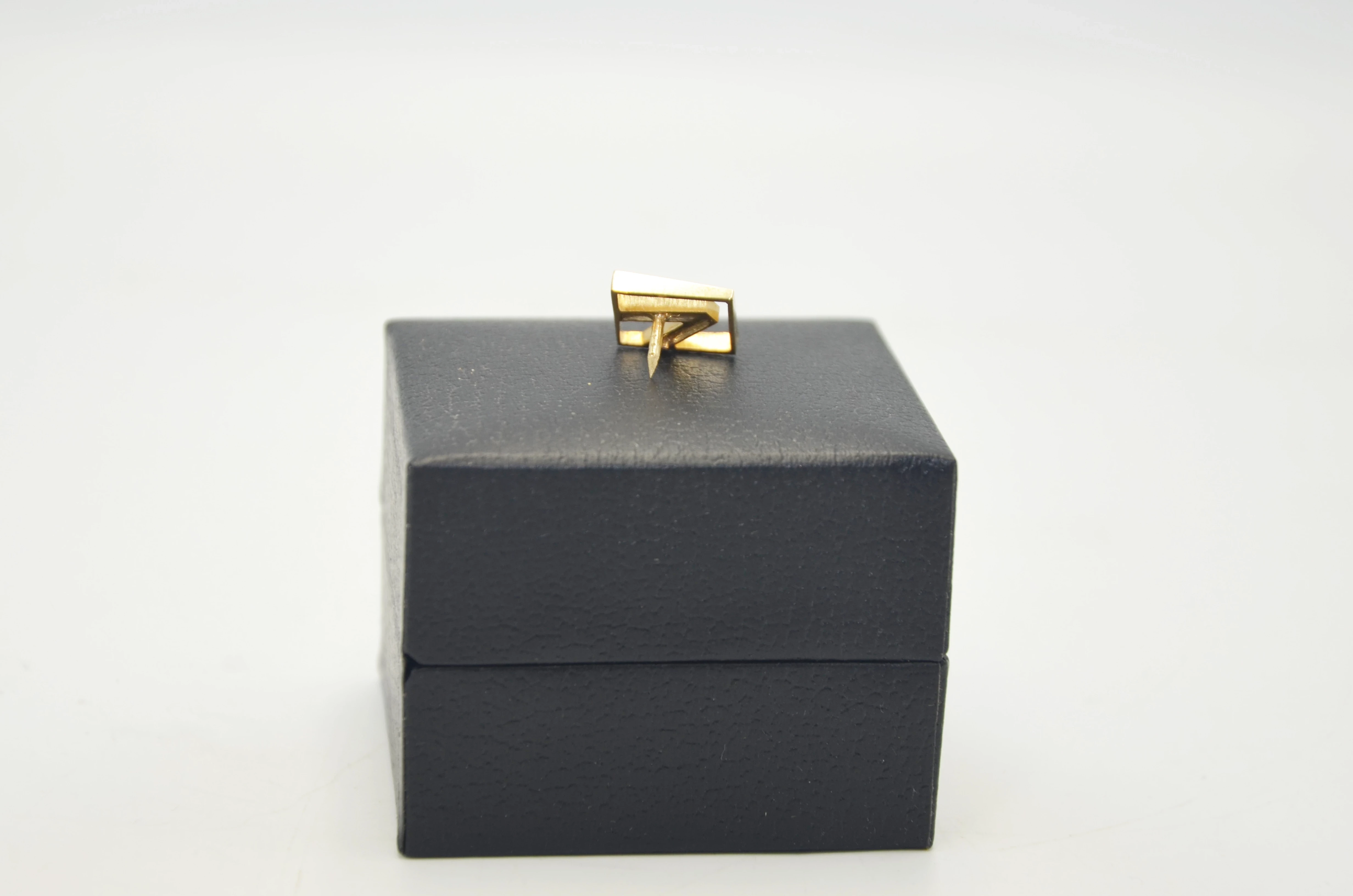 zlota-przypinka-literka-v-585-14k-w166g-kolor-249512-1647428