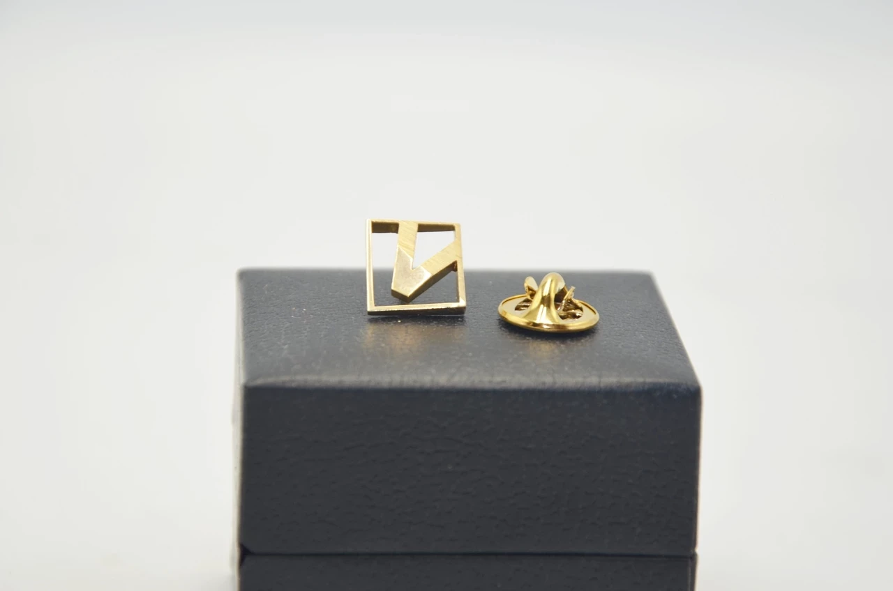 zlota-przypinka-literka-v-585-14k-w166g-swietlikow-8-warszawa