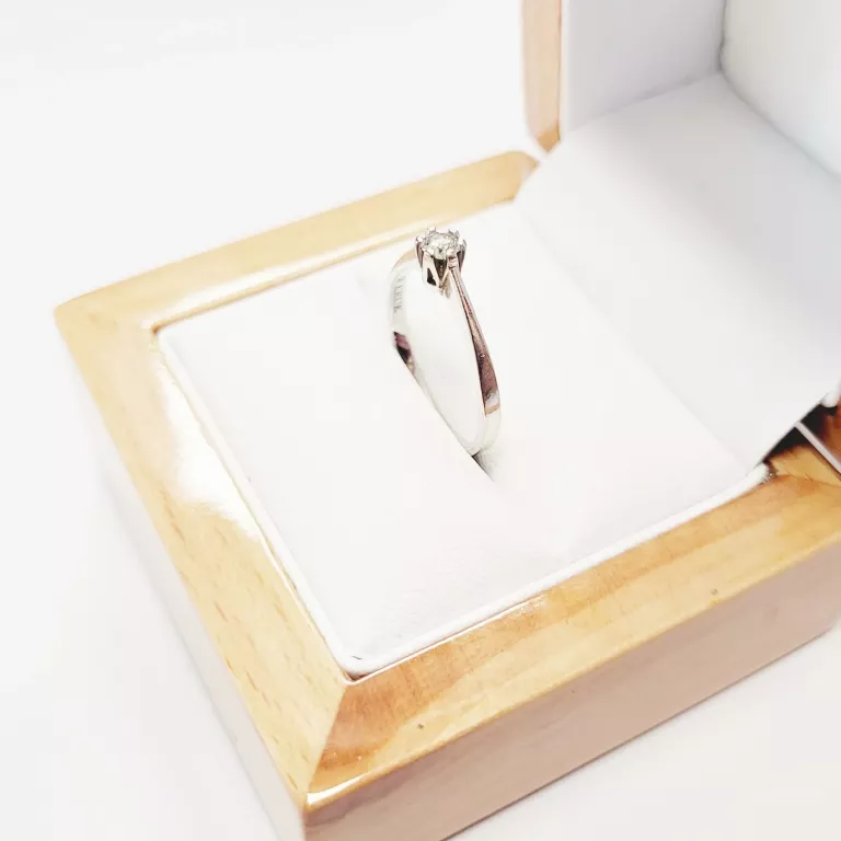 PIERŚCIONEK Z BIAŁEGO ZŁOTA W.KRUK XWR PN 12B DIAMENT 0.15CT