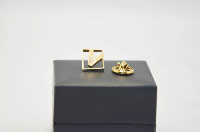 ZŁOTA PRZYPINKA LITERKA V (585) 14K W:1,66G