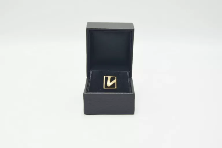 ZŁOTA PRZYPINKA LITERKA V (585) 14K W:1,66G