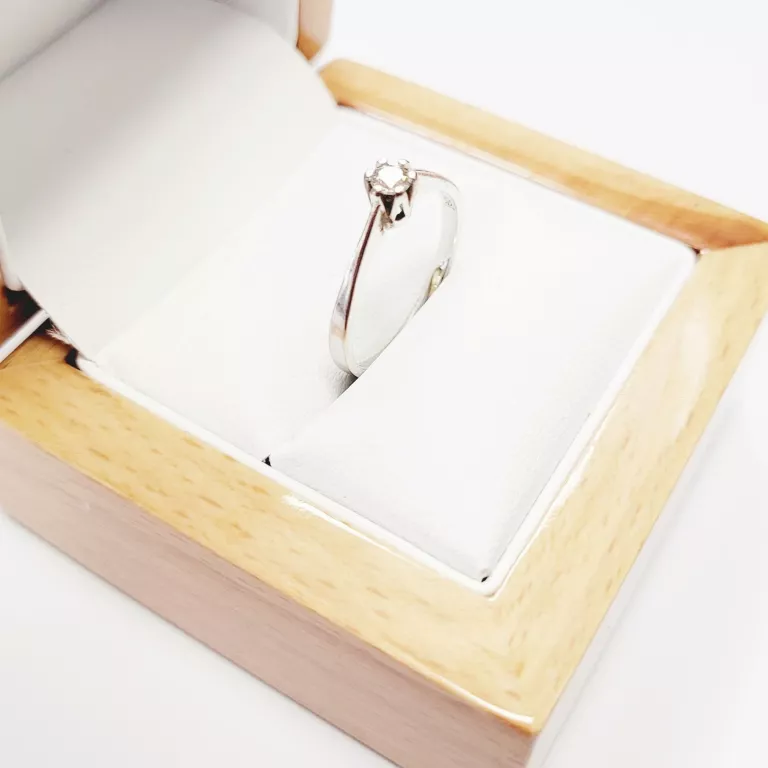 PIERŚCIONEK Z BIAŁEGO ZŁOTA W.KRUK XWR PN 12B DIAMENT 0.15CT