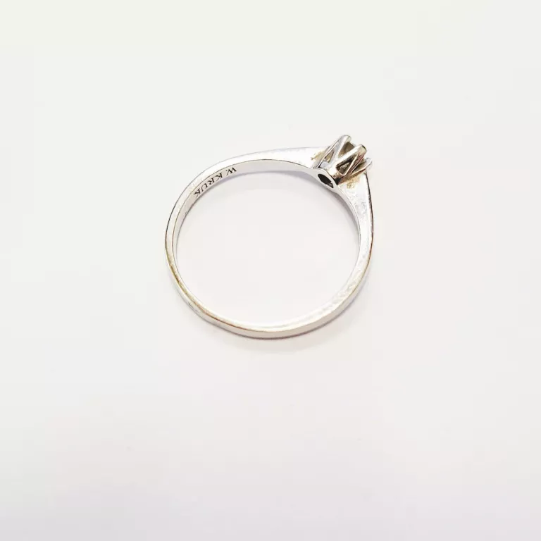 pierscionek-z-bialego-zlota-wkruk-xwr-pn-12b-diament-015ct-rodzaj-2205-2