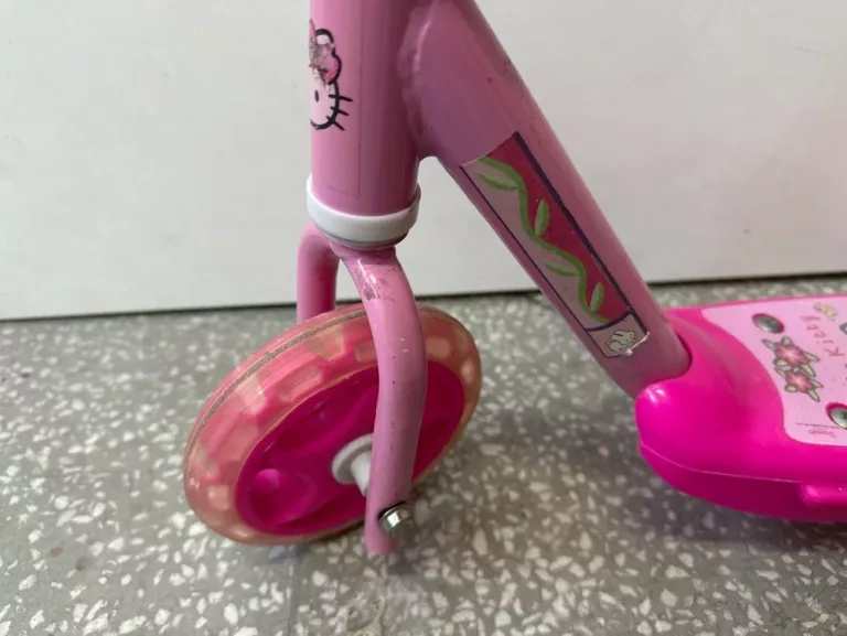HULAJNOGA DLA DZIEWCZYNKI HELLO KITTY 3-KOŁOWA