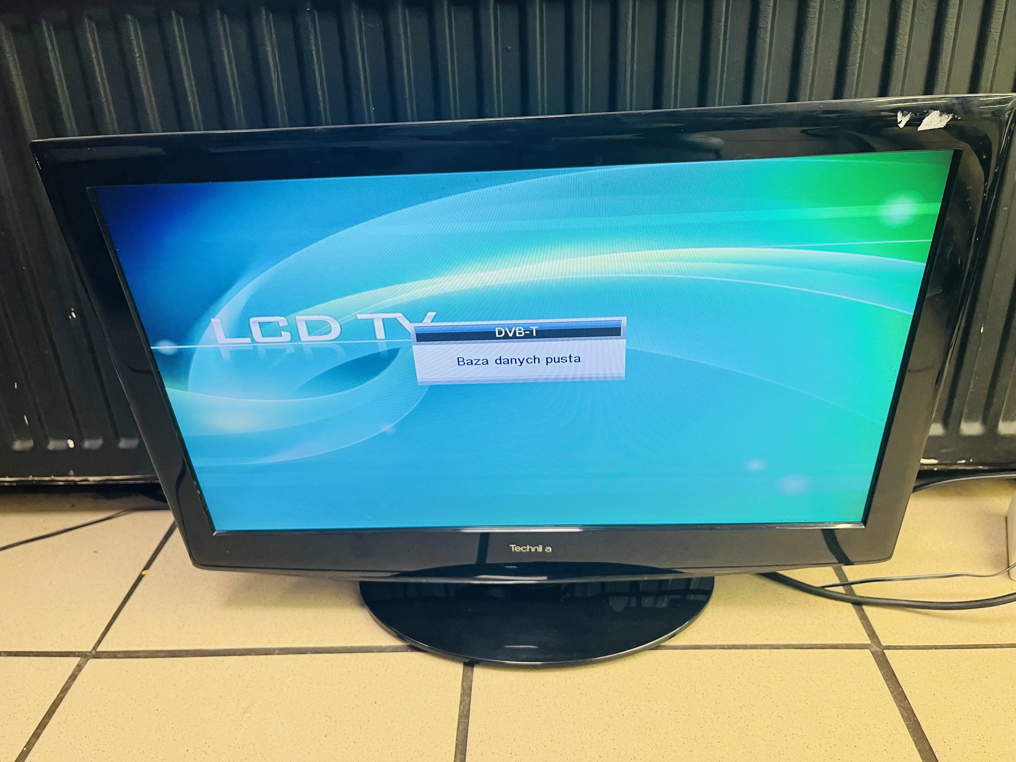 telewizor-tv-technika-22-lcd-22-241-hd-przekatna-ekranu-cale-22