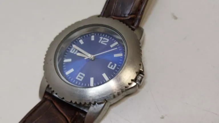 ZEGAREK AVON