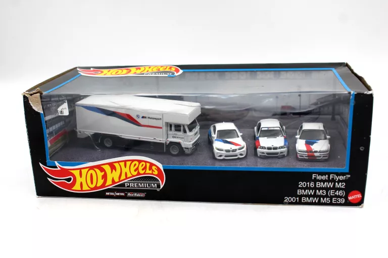 BMW MOTORSPORT SET DIORAMA - 4 PIECE HOT WHEELS PREMIUM 1:64
