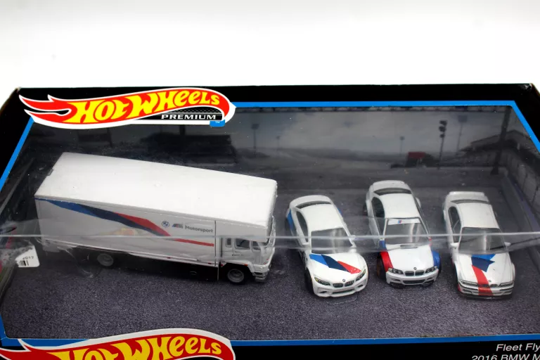 BMW MOTORSPORT SET DIORAMA - 4 PIECE HOT WHEELS PREMIUM 1:64
