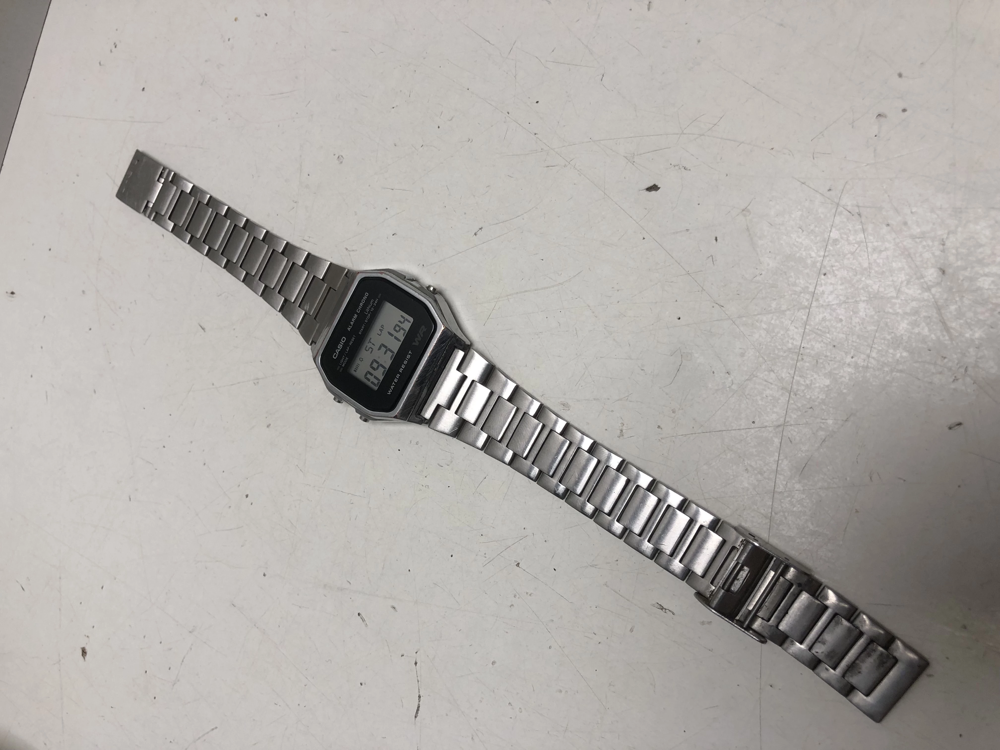 zegarek-casio-a158we-ksztalt-koperty-kwadratowa