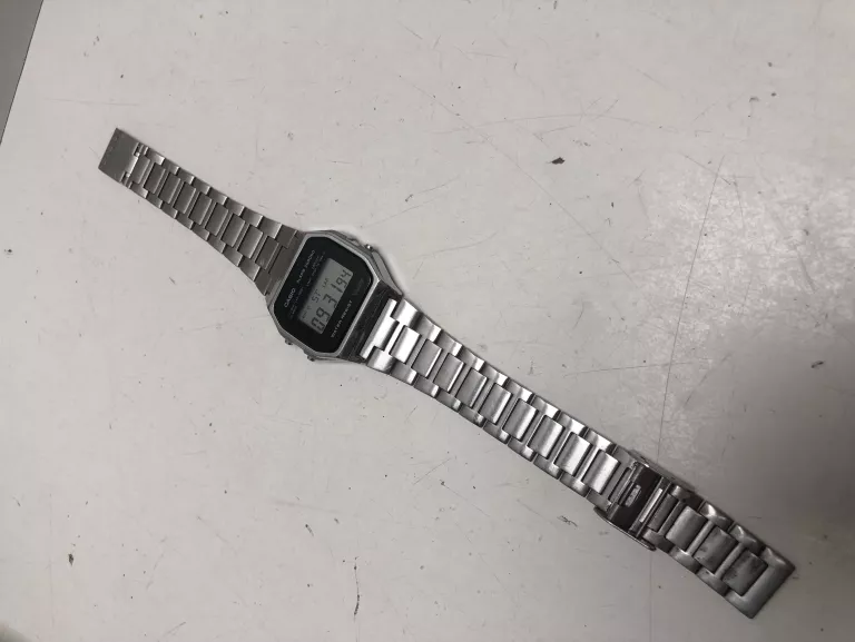 zegarek-casio-a158we-ksztalt-koperty-kwadratowa