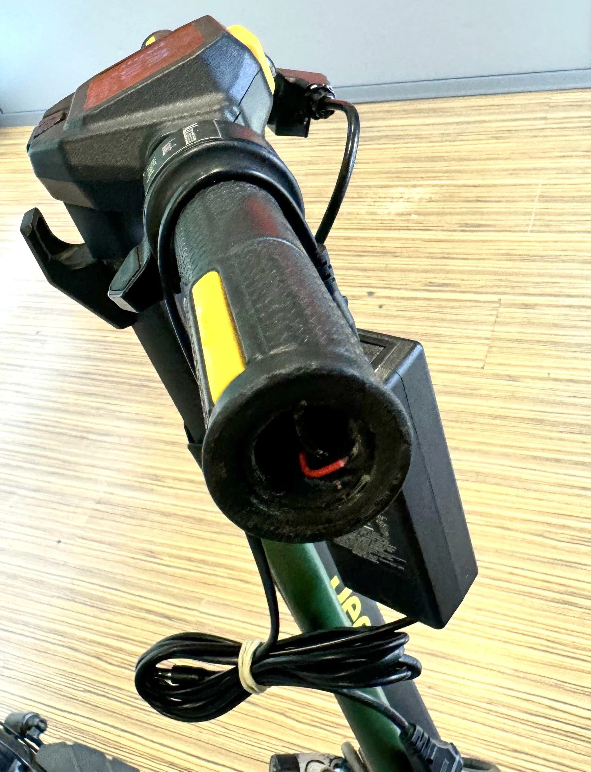 hulajnoga-elektryczna-jeep-2xe-adventurer-40km-350w-amortyzacja-10-moc-silnika-350