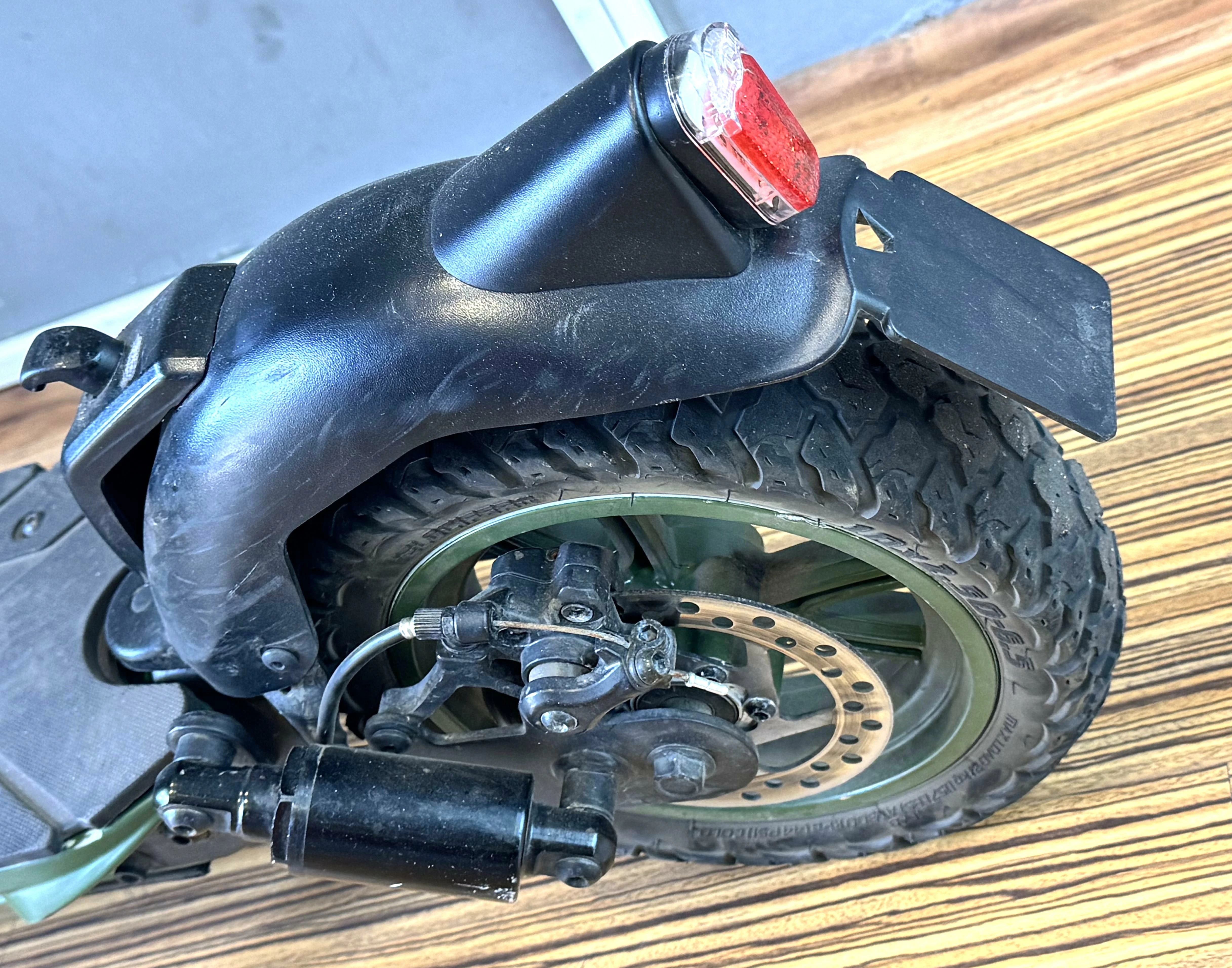 hulajnoga-elektryczna-jeep-2xe-adventurer-40km-350w-amortyzacja-10-waga-185