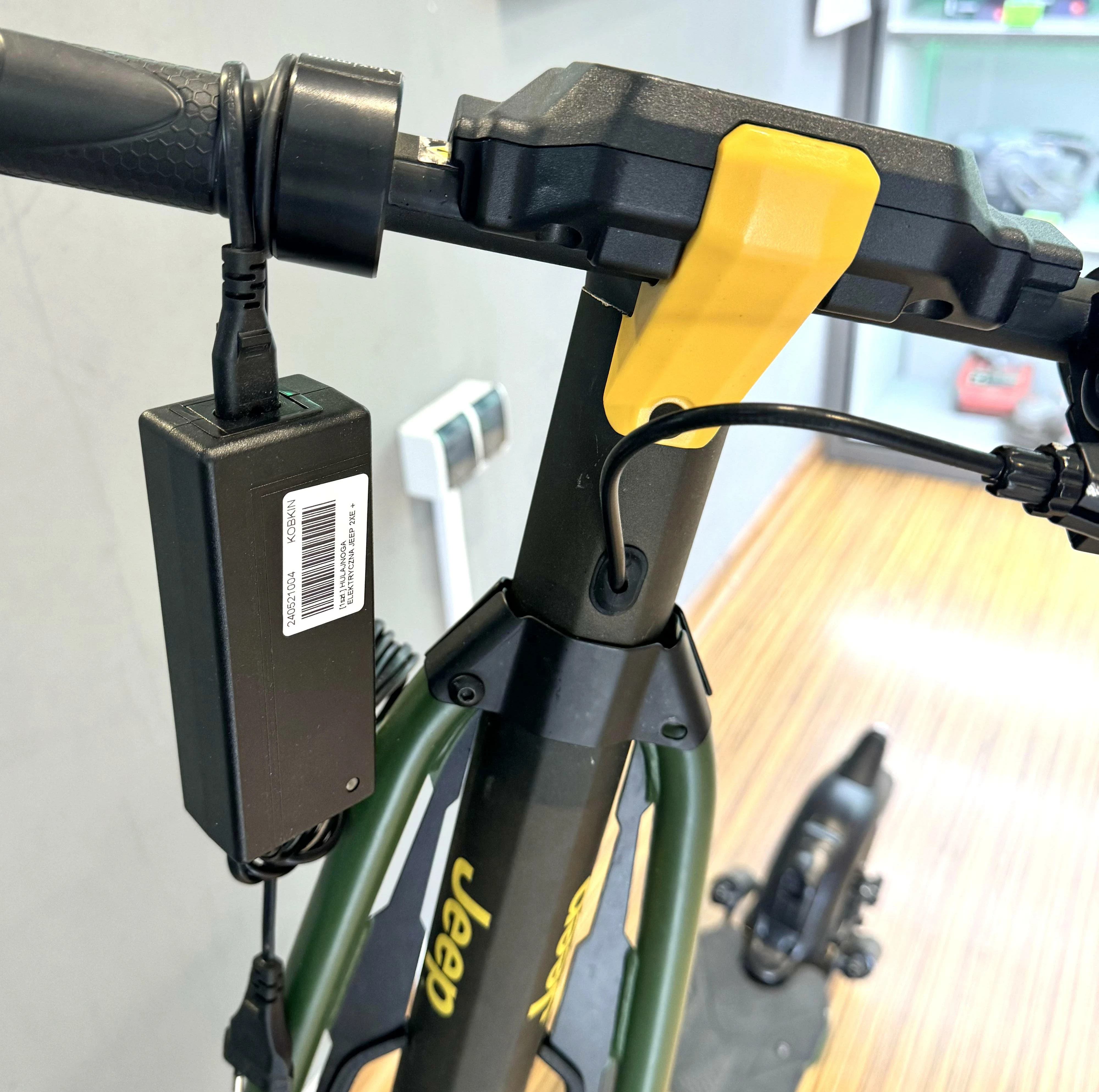 hulajnoga-elektryczna-jeep-2xe-adventurer-40km-350w-amortyzacja-10-predkosc-maksymalna-25