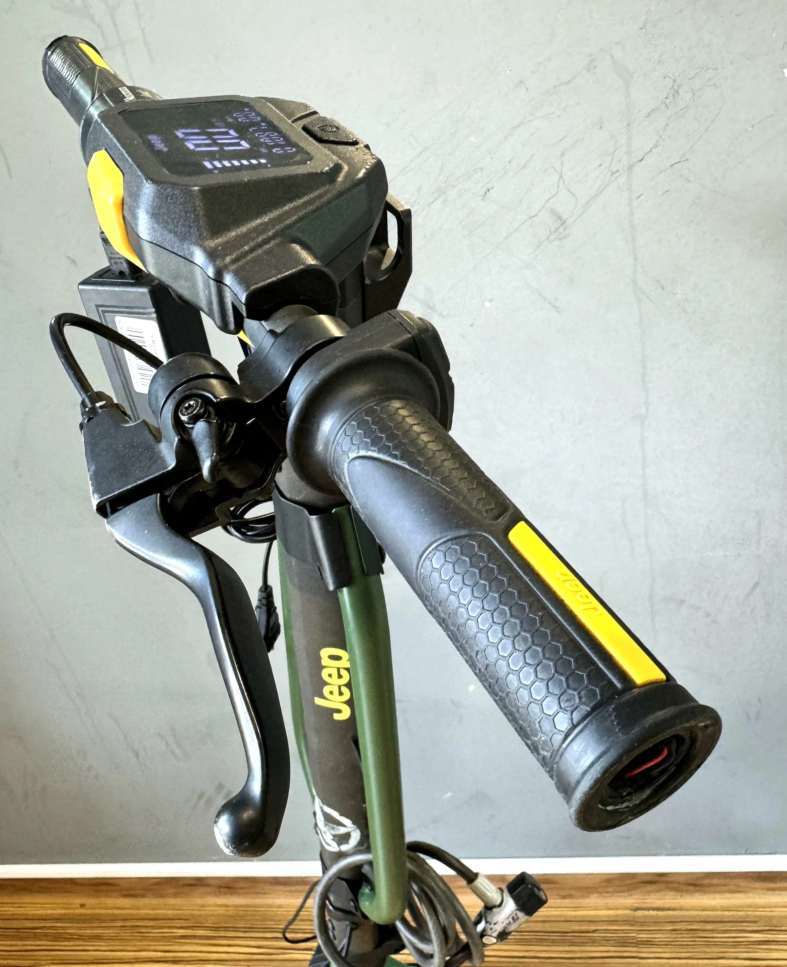 hulajnoga-elektryczna-jeep-2xe-adventurer-40km-350w-amortyzacja-10-kolor-czarny