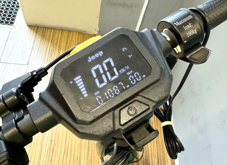 hulajnoga-elektryczna-jeep-2xe-adventurer-40km-350w-amortyzacja-10-marka-jeep