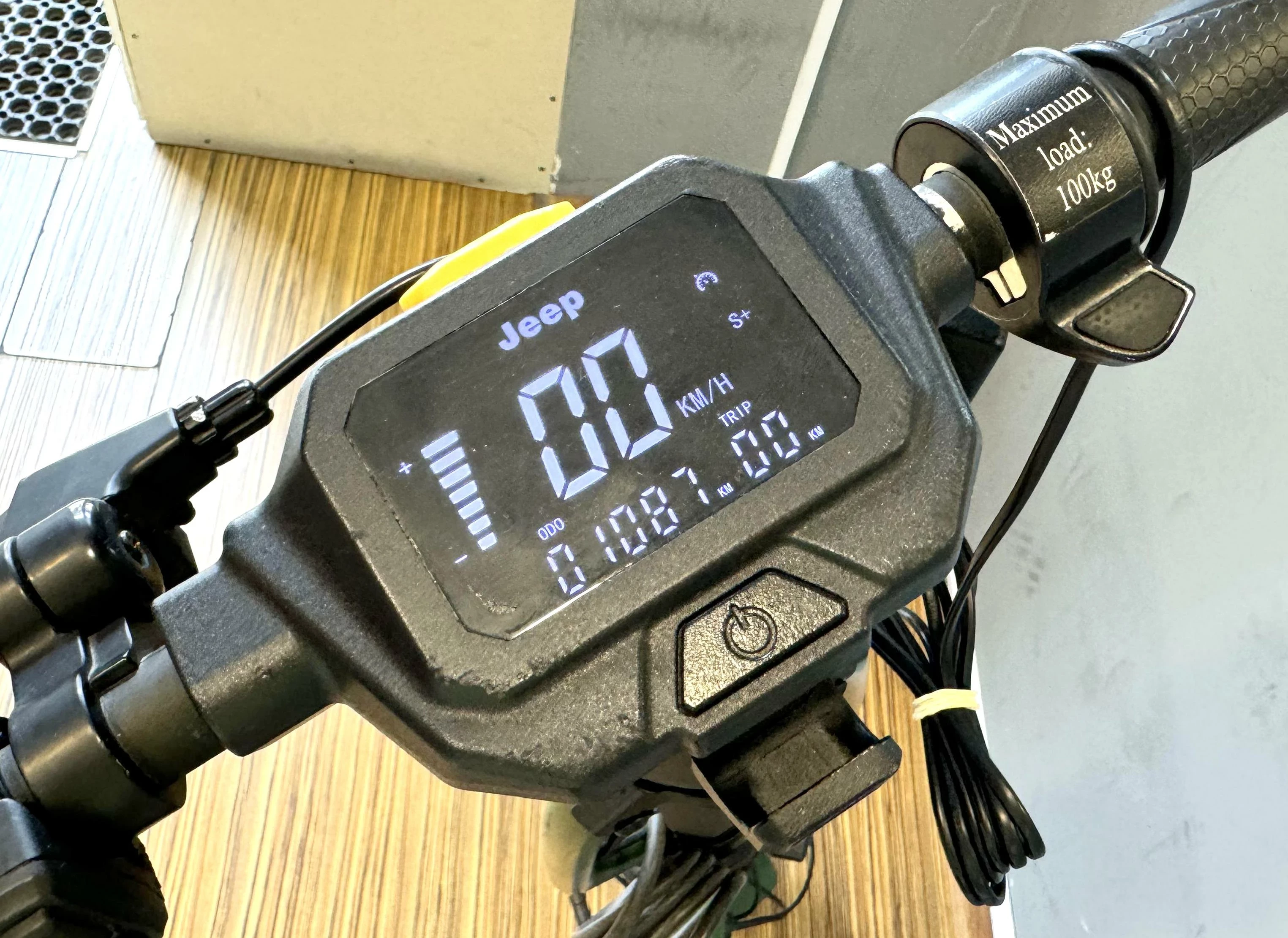 hulajnoga-elektryczna-jeep-2xe-adventurer-40km-350w-amortyzacja-10-marka-jeep