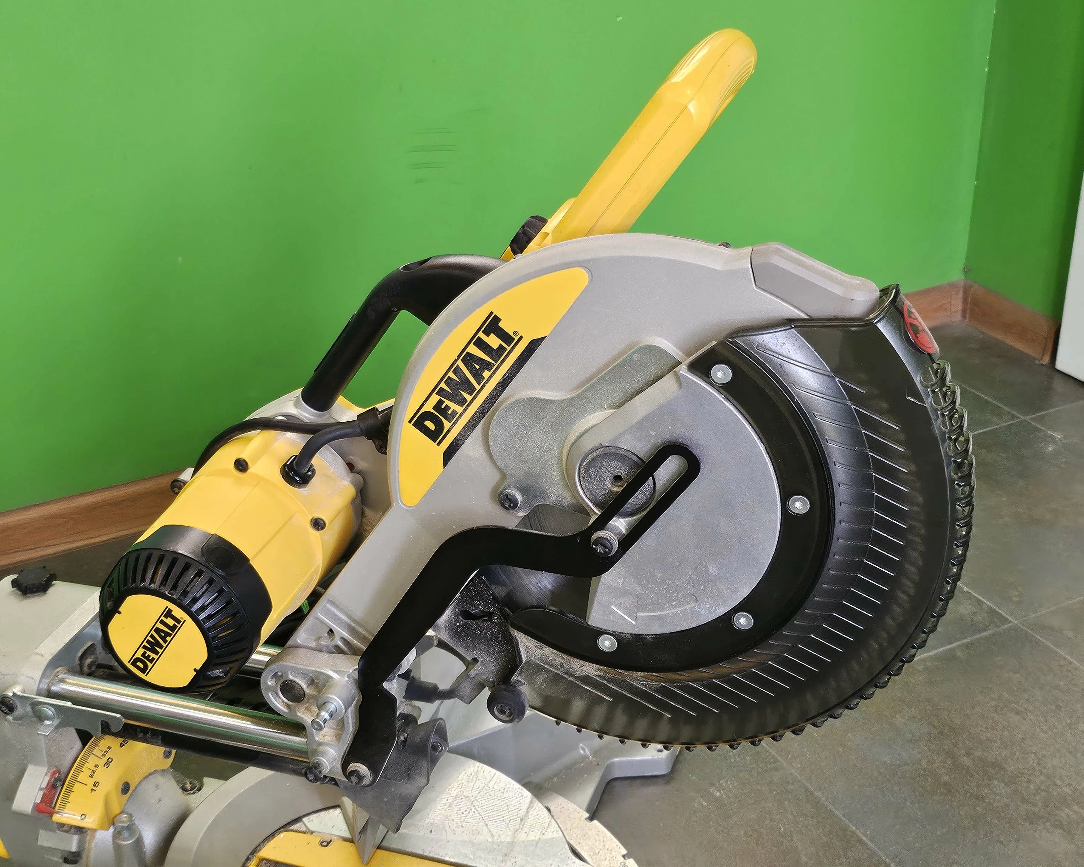 pila-ukosnica-dewalt-dws780-qs-1675w-stelarz-de7023-product-id-1f68fce6-7557-40d9-b339-0fa393468f4e