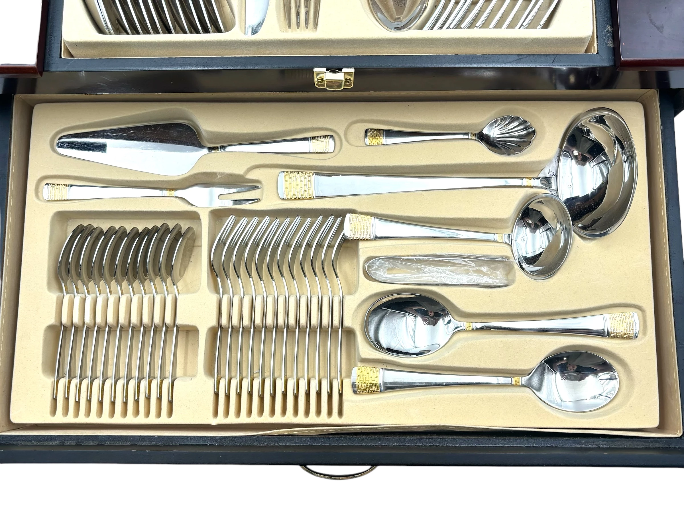 komplet-zestaw-sztuccow-na-12-osob-styl-versace-72el-walizka-linia-versace